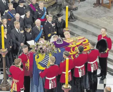  ?? GARETH FULLER / REUTERS ?? Las familias reales europeas, ante el féretro de la reina británica, ayer en la abadía de Westminste­r.