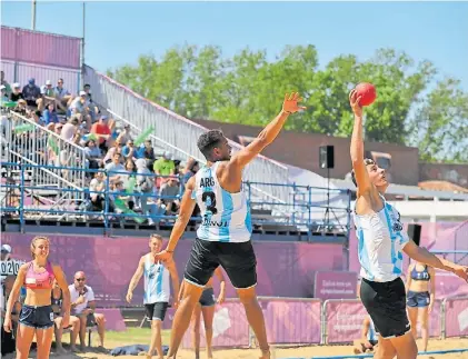  ?? FOTOS DE MAXI FAILLA ?? En acción. Daudinot y Goux saltan por la pelota en el picado mixto del beach handball.