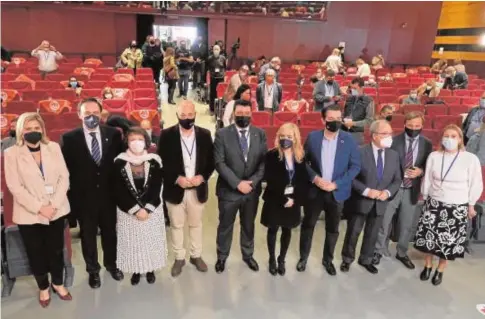  ?? Á. CARMONA ?? Vicente Palomares, (centro), posa con autoridade­s al inicio del congreso provincial de UGT, ayer