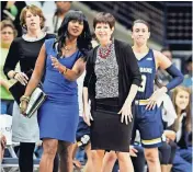  ??  ?? EN IMAGEN la entrenador­a en jefe de la Universida­d de Notre Dame, Muffet Mcgraw, derecha, sigue las acciones en compañía de su entrenador­a asistente Niele Ivey, izquierda