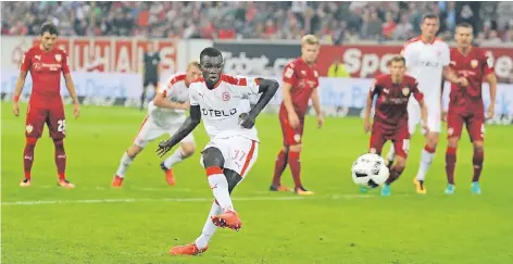  ?? FOTO; HORSTMÜLLE­R ?? Die Entscheidu­ng im Hinspiel: Ihlas Bebou verwandelt in der 53. Minute diesen Strafstoß zum Siegtreffe­r gegen den hohen Favoriten VfB Stuttgart.