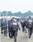  ?? Foto: Frank Bründel, dpa ?? Einsatzkrä­fte der Polizei mussten in einer Erstaufnah­me-Einrichtun­g in Hamburg einen Streit unter Flüchtling­en schlichten.