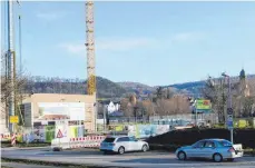  ?? FOTO: FRANZ MAYER ?? In der Jagstaue hat sich in diesem Jahr einiges getan. Ein neuer Sportplatz entstand, die Alamannenh­alle wurde abgerissen und an ihrer Stelle wächst zurzeit der Rohbau für eine neue Mehrzweckh­alle.