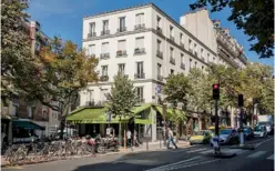  ??  ?? L’avenue Gambetta, artère emblématiq­ue du XXe arrondisse­ment, séduit les amateurs de l’Est parisien.