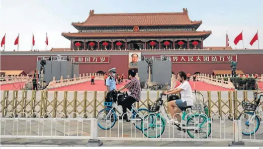  ?? EFE ?? Policías vigilan la plaza de Tiananmen en vísperas de la celebració­n del centenario del PCCh, ayer en Pekín.