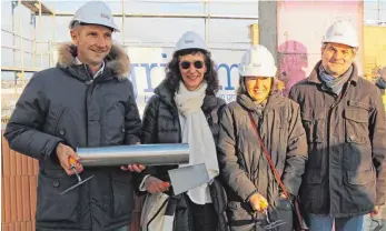  ?? FOTO: DANIEL HÄFELE ?? Sie freuen sich, dass der Bau der neuen radiologis­chen Praxis gut gestartet ist: Paul Grimm (von links), Inge Zalenga, Vera und Wolfgang Fuchs.