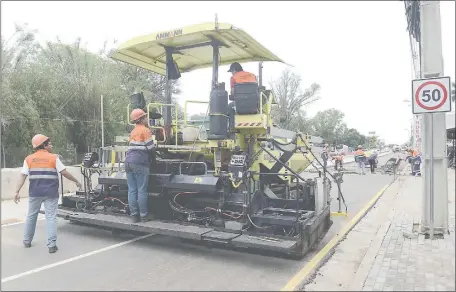  ??  ?? Los trabajos en zona del metrobús se reanudaron hace dos días, pero para la rehabilita­ción de la ruta Mcal. Estigarrib­ia. El proyecto en sí de los tramos 2 (Avda. E. Ayala) y 3 (San Lorenzo-F. de la Mora) está suspendido hasta nuevo aviso.