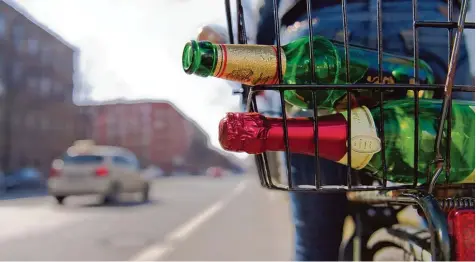  ?? Foto: Andrea Warnecke, dpa ?? Wer viel Alkohol getrunken hat, sollte lieber schieben – auch wenn die Vorschrift­en etwas lockerer sind als für Autofahrer.