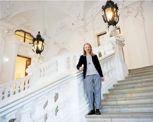  ?? [ Clemens Fabry ] ?? So leer ist die Prunktrepp­e im Oberen Belvedere, die zum „Kuss“führt, nur für diese (kurze) Fotosessio­n mit der Direktorin Stella Rollig.