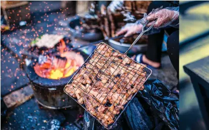  ??  ?? Ẩm thực Hà Nội đậm đà nhất không phải ở trong những hàng quán "cao sang", mà ở ngay những ngóc ngách, phố phường bình dị