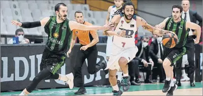  ?? FOTO: D. GRAU (ACB PHOTO) ?? Ribas, Henry y Bassas, en el partido de la primera vuelta.
La Penya ganó ese primer duelo sobre la bocina.