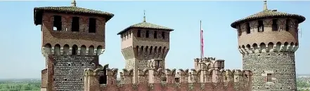  ??  ?? A Montichiar­i Non bisogna andare fin nella Bassa per ammirare gli sfarzi del castello Bonoris e la collezione custodita nelle ampie stanze volute dal conte Gaetano