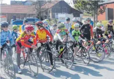  ?? FOTO: FRANZ DREYER ?? Mehr als 200 Teilnehmer gingen bei der fünften Etappe des SchmolkeCa­rbon-Cups in Mauenheim an den Start.