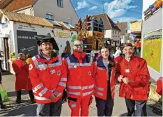  ?? Foto: Sabine Kappelmeie­r ?? Freuen sich, dass die Umzüge friedlich abgelaufen sind. Alexander Smit, Kai Lang, Emilia Klatt (Sanitäter und Sanitäteri­n der Bereitscha­ft Krumbach) und Hans Reichhart (BRK Kreisvorsi­tzender).