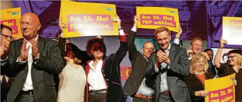  ?? FOTO: MARTIIN DEBES ?? Das gemeinsame Hochhalten der Plakate gehört inzwischen bei Parteivera­nstaltunge­n dazu. Während Spitzenkan­didatin Nicola Beer (Mitte) sich daran beteiligt, klatschen der FDP-Bundesvors­itzende Christian Lindner (rechts) und der hiesige Landeschef Thomas Kemmerich (links) lieber nur.