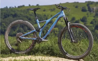  ??  ?? Top For 2019, the Stumpjumpe­r comes in various wheel size, travel and geometry configurat­ions. This is the 150mm 29er
