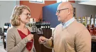  ??  ?? Marco Bongartz und Tochter Sarah verkosten den neuen Bio Wein.