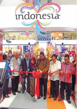  ??  ?? RIBBON cutting led by ConGen Dicky Fabrian with DFA in Mindanao Asec. Norman Garibay, MinDa Chairman Nathaniel Dalumpines, Councilor Nilo Abellera and VIP guests