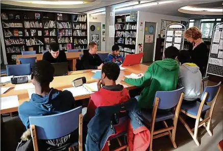  ??  ?? Des élèves de l’unité localisée pour l’inclusion scolaire du lycée profession­nel Marcel-Deprez, à Paris (2012).