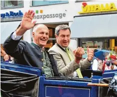  ??  ?? Oberbürger­meister Kurt Gribl (links) und Ministerpr­äsident Markus Söder fuhren in der Kutsche.