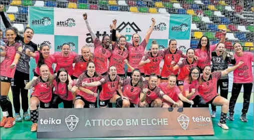  ?? ?? Las jugadoras del Atticgo Balonmano Elche celebran la victoria ante Málaga que les acerca al título de Liga.