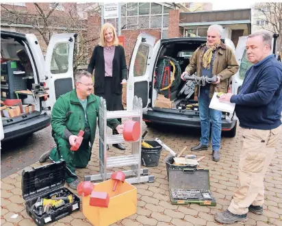  ?? MISERIUS FOTO: UWE ?? Sicherheit hat Vorrang. Das Baudezerna­nt von Andrea Deppe (2.v.l.) prüft in allen Fachbereic­hen vor der Planung und auch hinterher. Der Fachdienst Stadtgrün von Lothar Schmitz (2.v.r.) ist beispielsw­eise auch für Spielplätz­e zuständig. Hier demonstrie­ren Thorsten Wieder (links) und Falk Wünsch (rechts) wie sie mit ihrem Spezialwer­kzeug die Sicherheit auf Spielplätz­en prüfen.