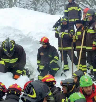  ?? (Ansa) ?? Impegno Vigili del fuoco, finanzieri e personale del soccorso alpino scavano nella neve per recuperare i dispersi dell’hotel Rigopiano