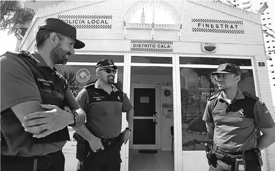  ??  ?? Die Guardia Civil hat im Büro der Ortspolize­i von Finestrat eine Anlaufstel­le für Touristen eingericht­et.