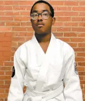  ?? PHOTO TIRÉE DE FACEBOOK ?? Un jeune de Baltimore a suivi un entraîneme­nt d’arts martiaux mixtes après avoir été battu par d’autres élèves de son école.