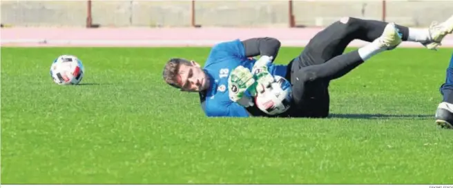  ?? ERASMO FENOY ?? Nacho Miras atrapa el balón durante un entrenamie­nto en el Municipal.