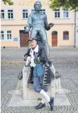  ??  ?? Stefan Buchtzik steht als junger Bach verkleidet vor dem Denkmal.