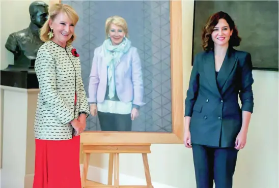  ?? EP ?? Esperanza Aguirre e Isabel Díaz Ayuso posan junto al retrato de la expresiden­ta de la Comunidad realizado por Rafael Cidoncha