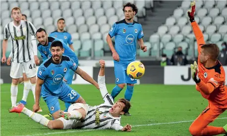  ?? (Getty Images) ?? Da terra
Il gol del 2-0 di Federico Chiesa, che raccoglie la respinta del portiere e da terra va a segno