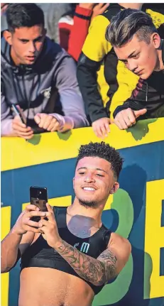  ?? FOTO: IMAGO IMAGES ?? Selfies sind die Währung des digitalen Fans: Dortmunds Jadon Sancho erfüllt zwei Fans im Trainingsl­ager in Marbella ihren Wunsch.