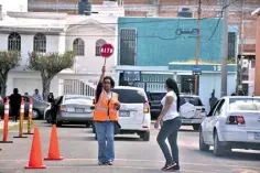  ??  ?? Buscan que los padres de familia respeten las normas como las del Reglamento de Tránsito.