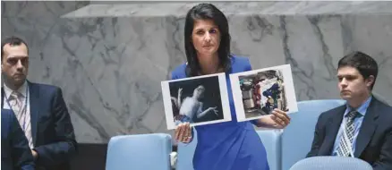  ?? DREW ANGERER AGENCE FRANCE-PRESSE ?? Nikki Haley, l’ambassadri­ce américaine à l’ONU, montre des photograph­ies d’enfants syriens touchés par l’attaque chimique, lors du Conseil de sécurité organisé d’urgence mercredi à Bruxelles.