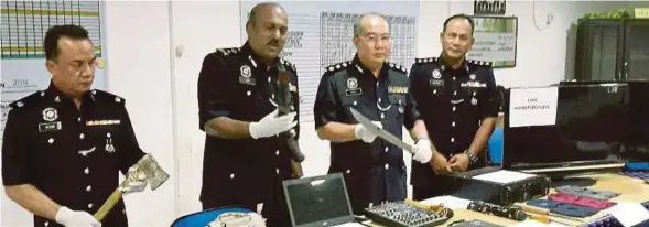  ?? [FOTO KANDAU SIDI/BH] ?? Dev (dua dari kiri) menunjukka­n barang yang dirampas padang sidang media di Ibu pejabat Polis Daerah Miri, semalam.