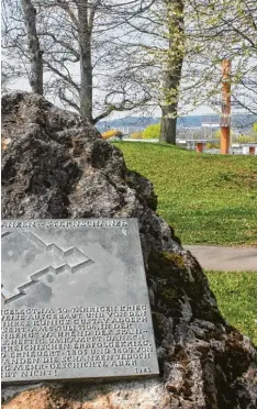  ??  ?? Oberhalb von Donauwörth, auf dem Schellenbe­rg, finden sich die Reste einer alten Schanze. Heute steht dort ein Schwimmbad.