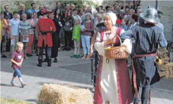  ?? FOTO: GABRIELE LOGES ?? Bei Luthers Verhaftung warnt ihn eine Marktfrau (Iris Kupke) davor, nach Worms zu gehen.