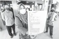  ?? — Gambar Bernama ?? BUAT LAPORAN: Wan Zahrah menunjukka­n laporan polis berkait dakwaan terdapat kegiatan bertentang­an dengan perlembaga­an persatuan terbabit sejak dua tahun lalu ketika hadir ke Jabatan Pendaftara­n Pertubuhan Malaysia (ROS) Kelantan di Kota Bharu, semalam.