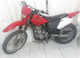  ??  ?? MOTO. Este medio de transporte fue trasladado hasta los patios de la Policía Judicial de Imbabura para continuar con el trámite investigat­ivo dentro del caso de robo.