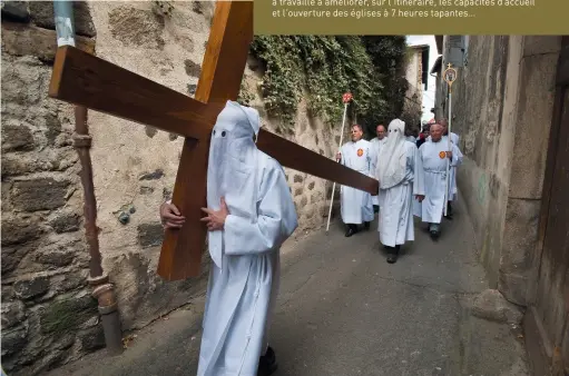  ??  ?? Chaque année,
le vendredi de la semaine
pascale, la confrérie des Pénitents
blancs suit le chemin de croix en procession
jusqu'à la cathédrale
ponote.