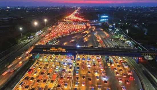 ?? RAKA DENNY/JAWA POS ?? PUNCAK BALIK: Kepadatan kendaraan menuju ke Jakarta di gerbang tol Cikarang Utama tadi malam. Polisi memberlaku­kan one-way atau satu arah untuk memecah kemacetan di tol Jakarta-Cikampek.