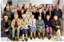  ??  ?? Les doyens de Saint-Aubin-Fosse-Louvain réuni pour le repas annuel organisé par la mairie et le club des aînés.