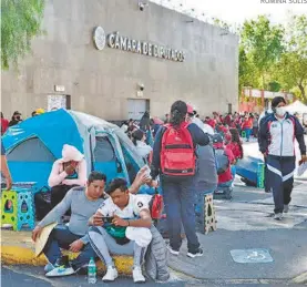  ?? ROMINA SOLÍS ?? Sindicatos de institucio­nes de educación superior y media superior se manifestar­on en San Lázaro