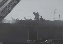  ?? Yi-Chin Lee / Staff photograph­er ?? Firefighte­rs respond Monday to a blaze that damaged at least three buildings at an apartment complex in southwest Houston.