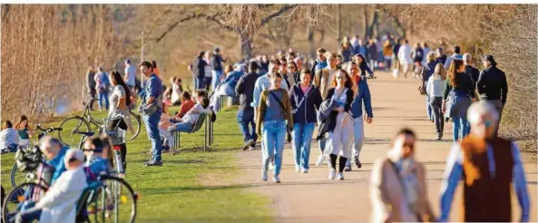  ?? FOTO: IMAGO IMAGES ?? Die Sonne zieht die Menschen nach dem langen Corona-Winter ins Freie, wie hier in Köln. Der Ruf nach Lockerunge­n wird lauter. Aber die Virus-Lage spricht dagegen, sagen Experten. Was tun?