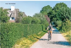  ?? FOTO: TMV/TIEMANN ?? Auf zwei Rädern durchs Ostseebad Boltenhage­n: Die Vielfalt der Ostseeküst­e kann man bei einer Radtour bestens erleben. Langweile kommt hier nicht auf.