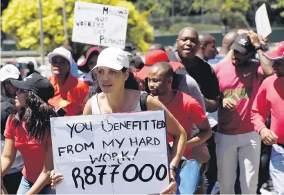  ?? Picture: Nigel Sibanda ?? BACKLASH. Members of the Communicat­ion Workers Union protest outside the Auckland Park headquarte­rs of the SABC yesterday. They want a 10% salary hike and reject the 4.5% on offer.