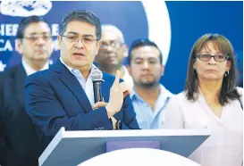  ??  ?? CONFERENCI­A. El mandatario Juan O. Hernández al hacer el anuncio de la iniciativa de ley.